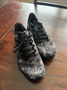 Nike Men's Black and Gray Patterned Athletic Sneakers